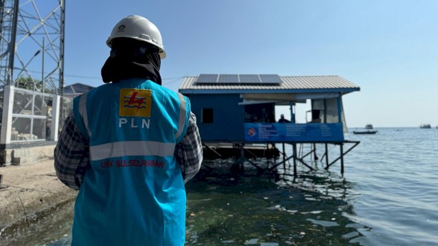 Petugas PLN saat memantau optimalisasi penggunaan panel surya yang menjadi sumber energi berhijau untuk alat pengolahan air bersih di Pulau Barrang Lompo, Kota Makassar. (Foto: Istimewa)