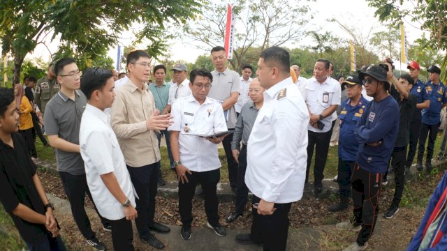 Wali Kota Makassar, Munafri Arifuddin saat mendampingi kunjungan investor asal Tiongkok di lokasi rencana pembangunan Stadion Untia, Makassar, Rabu (6/8/2025). (Foto: Istimewa)