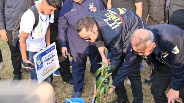 Sejumlah petinggi DPP Partai NasDem melakukan penanaman pohon di Kecamatan Pattallassang, Kabupaten Gowa, Kamis (7/8/2025). (Foto: Istimewa)