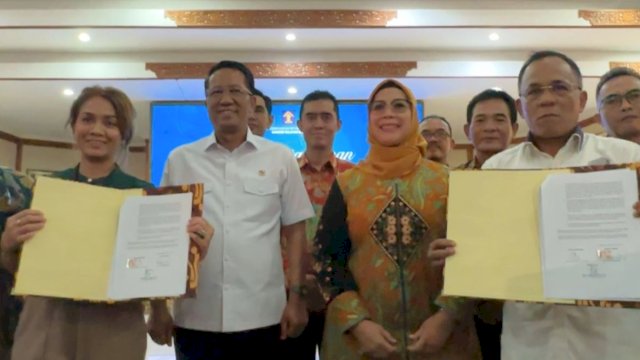 Penandatanganan kesepakatan damai terkait sengketa royalti musik antara jaringan waralaba Mie Gacoan dengan LMK SELMI di Kantor Kemenkum Bali, Jumat (8/8/2025). (Foto: Istimewa)