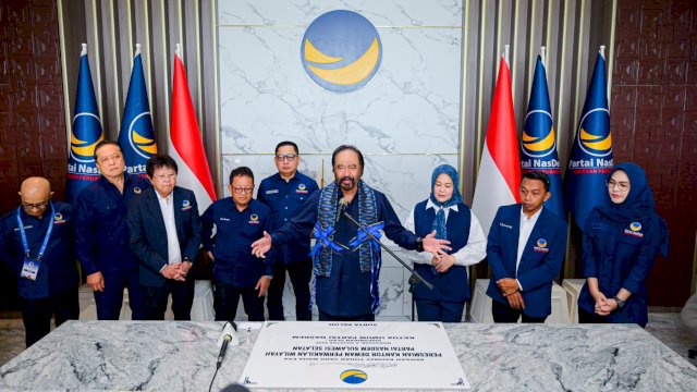 Ketua Umum DPP Partai NasDem, Surya Paloh saat meresmikan kantor DPW NasDem Sulawesi Selatan yang berlokasi di Jalan Metro Tanjung Bunga, Makassar, Sabtu (9/8/2025). (Foto: Istimewa)