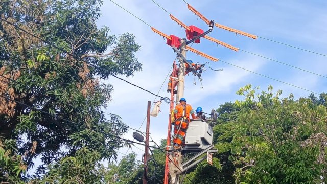 Tim khusus Pekerjaan Dalam Keadaan Bertengangan tengah memelihara jaringan tanpa padam di Kabupaten Bantaeng, Sulawesi Selatan. (Foto: Istimewa)