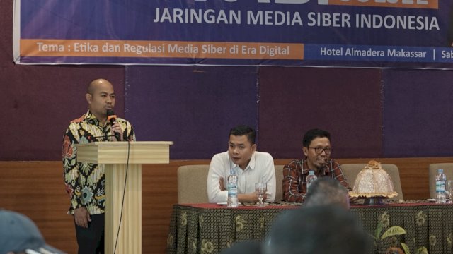 Kepala Dinas Kominfo Kota Makassar, Muhammad Roem dan Sekretaris Dinas Kominfo SP Sulsel, Sultan Rakib saat menghadiri Musda Pengda JMSI Sulsel di Hotel Almadera, Makassar, Sabtu (9/8/2025). (Foto: Istimewa)