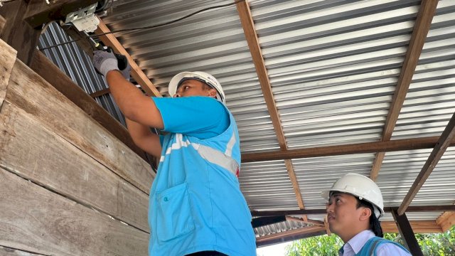 Ilustrasi petugas PLN saat melakukan penambahan daya pada kWh meter milik pelanggan di Kabupaten Sidrap, Sulawesi Selatan. (Foto: Istimewa)