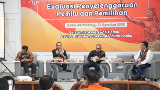 Komisi II DPR RI bersama Bawaslu Sulsel saat menggelar pertemuan evaluasi pelaksanaan Pemilu dan Pilkada di Kabupaten Pinrang, Selasa (12/8/2025). (Foto: Istimewa)
