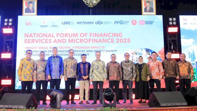 Ketua Dewan Komisioner OJK Mahendra Siregar (tengah) didampingi Kepala Eksekutif Pengawas PVML Agusman (keenam kanan) saat menghadiri National Forum of Financing Services and Microfinance 2025, kemarin. (Dok. Otoritas Jasa Keuangan) 