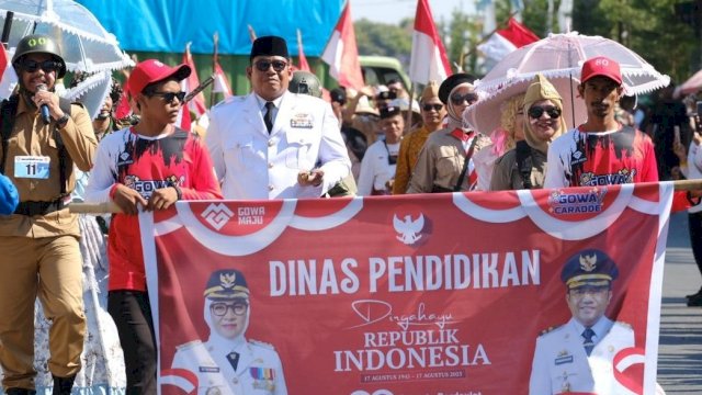 Rombongan Dinas Pendidikan Kabupaten Gowa saat mengikuti Gerak Jalan HUT RI Ke-80, di Jalan Masjid Raya, Rabu, (13/08/2025). (Dok. Humas Gowa) 