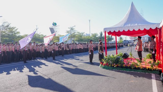 Gubernur Sulsel, Andi Sudirman Sulaiman menjadi pembina upacara peringatan Hari Pramuka ke-64 tingkat Kwarda Provinsi Sulsel di Perkemahan Kawasan CPI Makassar, Kamis (14/8/2025). (Foto: Istimewa)