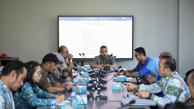 Sekda Kota Makassar, Andi Zulkifly saat memimpin rapat koordinasi lintas sektor membahas langkah penertiban kabel FO ilegal di Gedung MGC, Kamis (14/8/2025). (Foto: Istimewa)