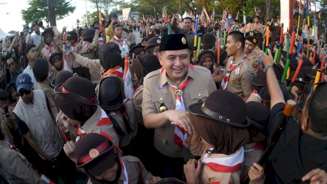 Wali Kota Makassar, Munafri Arifuddin saat menghadiri apel besar Hari Pramuka ke-64 Tahun 2025 yang digelar Kwartir Cabang Pramuka Kota Makassar di Anjungan City of Makassar, Pantai Losari, Sabtu (16/8/2025). (Foto: Istimewa)