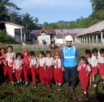 Lewat Inovasi SuperSUN, PLN Nyalakan Harapan Kemerdekaan di Kecamatan Seko Sulsel