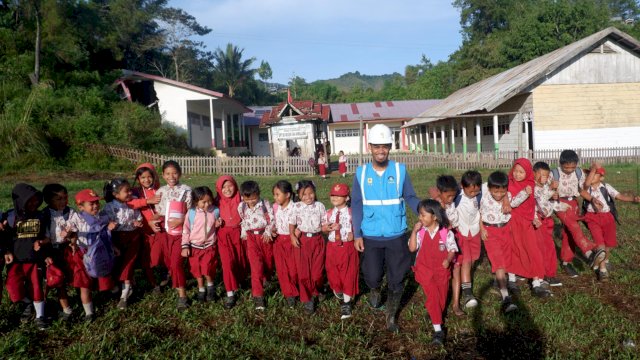 Haru dan sukacita mewarnai penyalaan listrik di beberapa sekolah di Kecamatan Seko, Kabupaten Luwu Utara, Provinsi Sulawesi Selatan. (Foto: Istimewa)