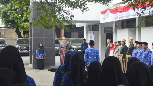Suasana upacara peringatan HUT Kemerdekaan Republik Indonesia ke-80 yang digelar di halaman Sekretariat Bawaslu Sulsel, Jalan AP Pettarani, Makassar, Minggu (17/8/2025). (Foto: Istimewa)