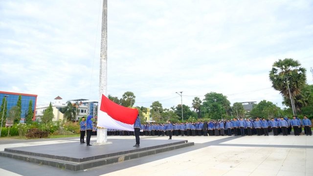 Suasana pelaksanaan Upacara Peringatan Hari Ulang Tahun (HUT) Ke-80 Republik Indonesia tingkat Kabupaten Gowa, di Pelataran Kawasan Istana Balla Lompoa, Minggu, (17/08/2025). (Dok. Humas Gowa) 