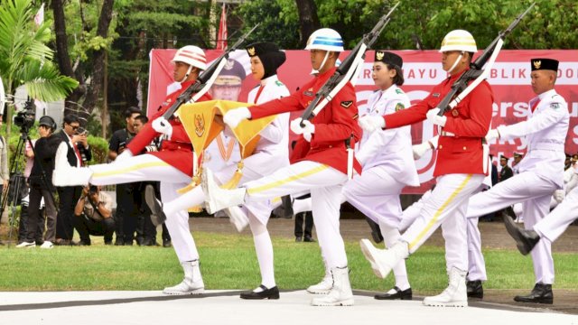 Suasana upacara penaikan bendera peringatan HUT ke-80 Proklamasi Kemerdekaan Republik Indonesia di Lapangan Rumah Jabatan Gubernur Sulawesi Selatan, Makassar, Minggu (17/8/2025). (Foto: Istimewa)