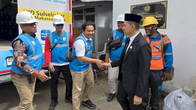 General Manager PLN UID Sulselrabar, Edyansyah saat meninjau langsung kesiapan personel PLN dalam menyukseskan upacara peringatan HUT RI ke-80 di Rujab Gubernur Sulsel, Makassar, Minggu (17/8/2025). (Foto: Istimewa)