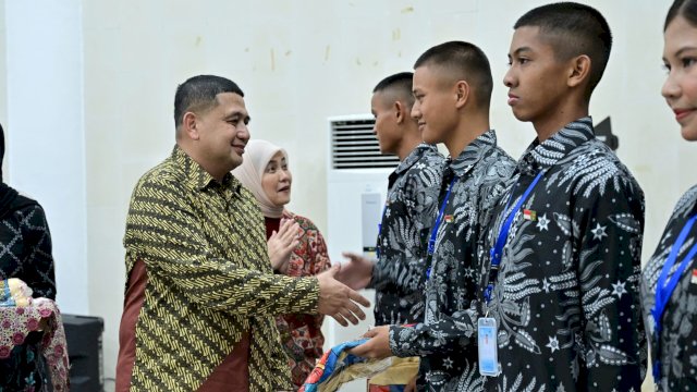 Wali Kota Makassar, Munafri Arifuddin pada acara ramah tamah bersama anggota Paskibraka, pelatih, pengurus PPI, serta orang tua yang digelar di Rumah Jabatan Wali Kota Makassar, Senin (18/8/2025) malam. (Foto: Istimewa)