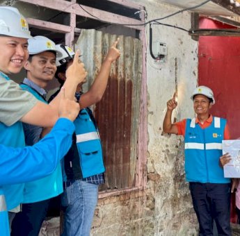 Kado HUT RI ke-80, Donasi Insan PLN UID Sulselrabar Bantu Nyalakan Sambungan Listrik di 216 Rumah