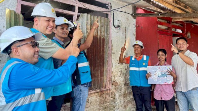 Jajaran manajemen PLN UID Sulselrabar beserta Lurah Katimbang, Kota Makassar, Alifian Mudhary menyalakan bantuan pemasangan baru listrik gratis program Light Up The Dream di Kota Makassar, Rabu (20/8/2025). (Foto: Istimewa)