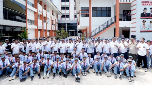 Gubernur Sulsel, Andi Sudirman Sulaiman memimpin apel perdana siswa baru Sekolah Rakyat tingkat SMA yang digelar di halaman Kantor BPSDM Sulsel, Makassar, Rabu (20/8/2025). (Foto: Istimewa)