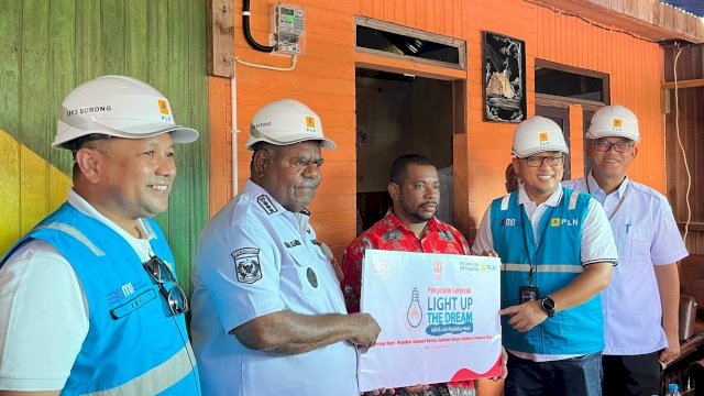 Penyalaan secara simbolis listrik program LUTD di Sorong, Papua Barat Daya pada Rabu (20/8/2025). (Foto: Istimewa)