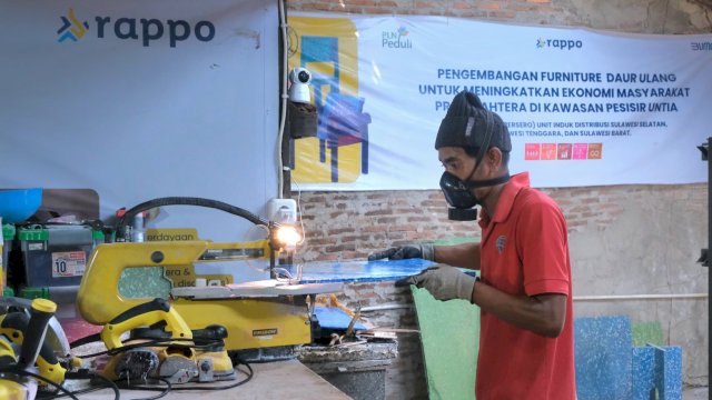 Masyarakat di Untia, Kota Makassar tengah melakukan pengelolaan sampah plastik menjadi barang berguna dan bernilai. (Foto: Istimewa)