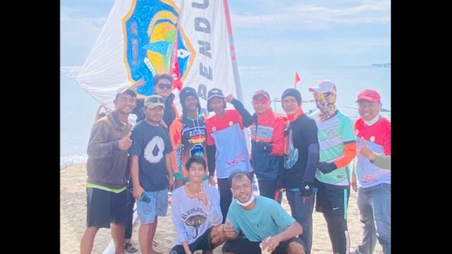 Ket: Peserta Balap Perahu di Pantai Lapakaka Barru