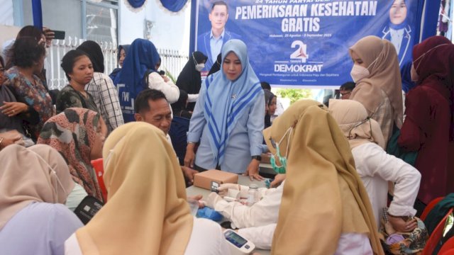 Anggota DPRD Sulsel sekaligus Sekretaris DPD Demokrat Makassar, Fatma Wahyudin menggelar pemeriksaan kesehatan gratis di Jalan Gunung Lokon, Kelurahan Lajangiru, Kecamatan Ujung Pandang, Makassar, Rabu (27/8/2025). (Foto: Istimewa)