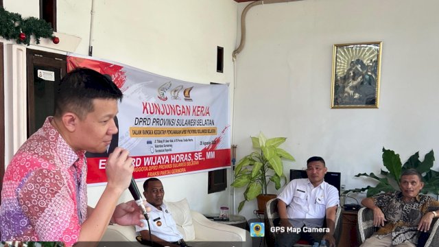 Anggota DPRD Sulsel, Edward Wijaya Horas saat melaksanakan kegiatan pengawasan APBD Sulsel di Jalan Tidung X, Kelurahan Karunrung, Kecamatan Rappocini, Kota Makassar, Kamis (28/8/2025). (Foto: Istimewa)
