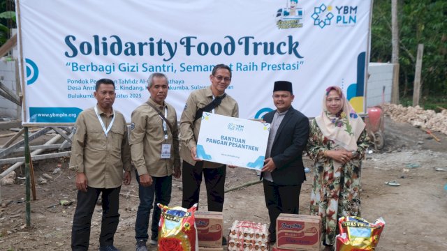 Tim Voluntrip Muzakki YBM PLN UI Sulselrabar menyerahkan bantuan berupa sembako kepada pengurus Pondok Pesantren Tahfidz Al-Qur’an Athaya, Bulukumba, Kamis (21/8/2025). (Foto: Istimewa)