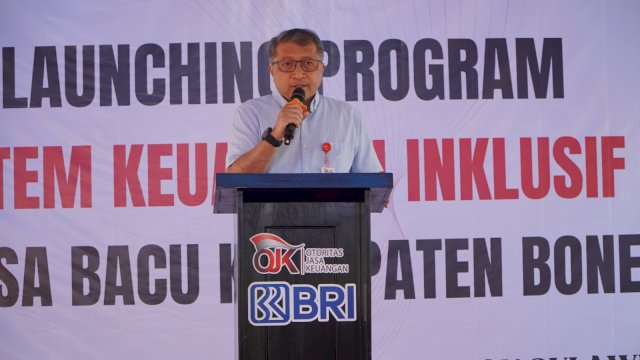 Kepala Divisi Pengawasan Perilaku Pelaku Usaha Jasa Keuangan Edukasi dan Pelindungan Konsumen, OJK Sulselbar, Amiruddin Muhidu, saat memberikan sambutan dalam Peresmian Desa EKI, di Desa Bacu, Kabupaten Bone, Jumat, (22/08/2025). (Dok. OJK Sulselbar)