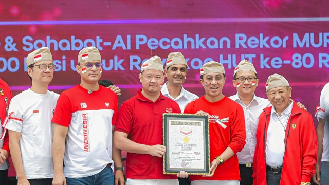 Indosat menerima penghargaan Rekor MURI usai menghasilkan 5.000 puisi dari Sahabat-AI untuk merayakan HUT Ke-80 Kemerdekaan RI. (Dok. Indosat) 
