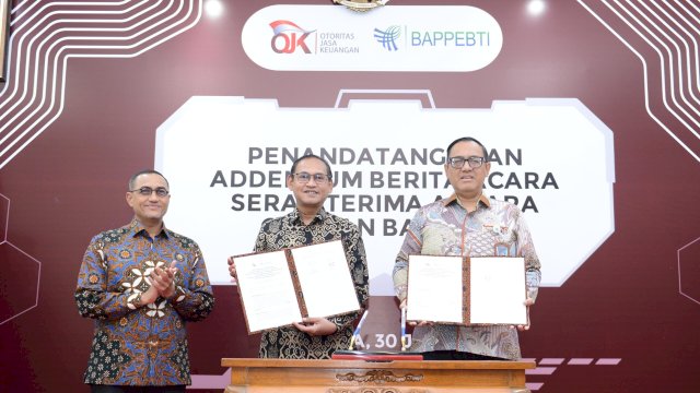 Kepala Bappebti Tirta Karma Senjaya, dan Deputi Komisioner Pengawas Inovasi Teknologi Sektor Keuangan, Aset Keuangan Digital, dan Aset Kripto OJK, Luthfy Zain Fuadi, serta disaksikan oleh Kepala Eksekutif Pengawas Inovasi Teknologi Sektor Keuangan, Aset Keuangan Digital, dan Aset Kripto OJK Hasan Fawzi, di sela-sela penandatanganan kerjasama, di Kantor OJK, kemarin (Dok. Otoritas Jasa Keuangan)