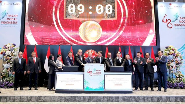 Peringatan 48 Tahun Diaktifkannya Kembali Pasar Modal Indonesia bertajuk “Mewujudkan Ekonomi Mandiri, Berdaulat, dan Maju Bersama", di Main Hall Bursa Efek Indonesia, Jakarta, kemarin. (Dok. Otoritas Jasa Keuangan) 