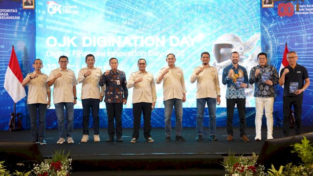 Kepala Eksekutif Pengawas IAKD OJK, Hasan Fawzi (kelima kiri) saat menghadiri OJK Digination Day 2025 di Semarang, Jawa Tengah, kemarin. (Dok. Otoritas Jasa Keuangan) 