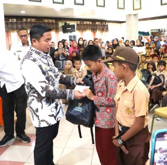 Wali Kota Parepare Serahkan Bantuan Pendidikan untuk 150 Pelajar, Apresiasi Peran Baznas