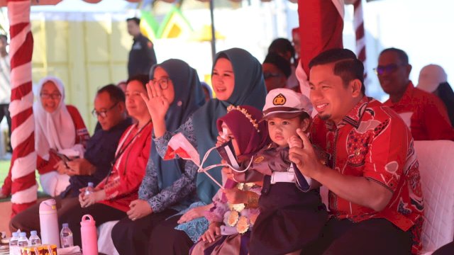 Ket: Wali Kota Parepare, Tasming Hamid bersama Ketua Tim Penggerak PKK Parepare, Andi Arfiah Tasming