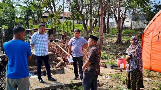 Ket: Direktur PAM Tirta Karajae, Andi Firdaus Djollong Tinjau Korban Kebakaran di Soreang