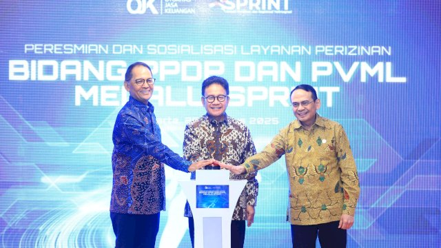 Wakil Ketua Dewan Komisioner OJK Mirza Adityaswara, didampingi Kepala Eksekutif Pengawas Perasuransian, Penjaminan, dan Dana Pensiun OJK Ogi Prastomiyono dan Kepala Eksekutif Pengawas Lembaga Pembiayaan, Perusahaan Modal Ventura, LKM, dan LJK Lainnya OJK Agusman, saat meresmikan Layanan SPRINT, di Gedung Wisma Mulia 2 Jakarta, kemarin. (Dok. Otoritas Jasa Keuangan) 