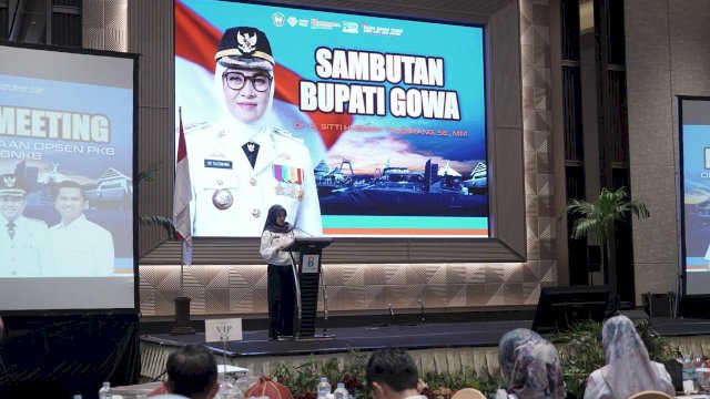 Bupati Gowa, Sitti Husniah Talenrang, saat membuka High Level Meeting Optimalisasi Penerimaan Opsen PKB dan Opsen BBNKB Bapenda Gowa, di Hotel Claro Makassar, kemarin. (Dok. Humas Gowa) 