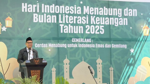 Kepala OJK Sulselbar Moch. Muchlasin, saat memberikan sambutan dalam Perayaan Puncak HIM dan BLK Tahun 2025, di Pondok Pesantren Al Amir Fil Jannah, di Pelataran Ponpes Al Amir Fil Jannah, kemarin. (Dok. OJK Sulselbar) 