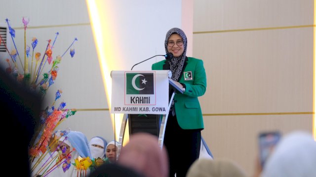 Bupati Gowa, Sitti Husniah Talenrang dikukuhkan sebagai anggota kehormatan KAHMI Gowa, di sela-sela pelaksanaan Milad Ke-59 KAHMI Kabupaten Gowa, di Baruga Tinggimae, Rumah Jabatan Bupati Gowa, Kecamatan Somba Opu. (Dok. Humas Gowa)
