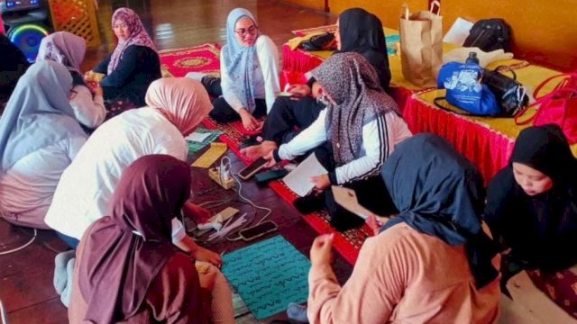 Sejumlah peserta terlihat antusias saat mengikuti Workshop Pembuatan Souvenir yang digelar Disparbud Kabupaten Gowa, di Museum Balla Lompoa. (Dok. Museum Balla Lompoa)