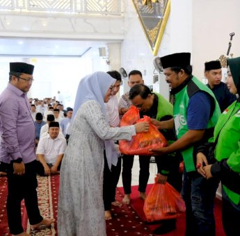 Husniah Talenrang Bagikan Ratusan Paket Sembako ke Driver Ojol di Gowa