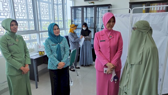 TP PKK Gowa melaksanakan pemeriksaan Pap Smear dan IVA, di RSUD Syekh Yusuf Kabupaten Gowa, kemarin. (Dok. Humas Gowa) 