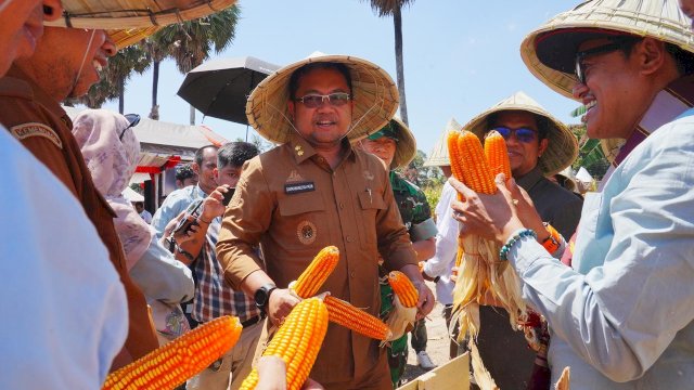 Wabup Gowa Darmawangsyah Muin saat menghadiri Panen Raya Jagung NK Sumo Sakti yang dirangkaikan dengan Pengukuhan Pengurus Kontak Tani Nelayan Andalan (KTNA) Kabupaten Gowa, di Desa Manjapai, Kecamatan Bontonompo, kemarin. (Dok. Humas Gowa) 