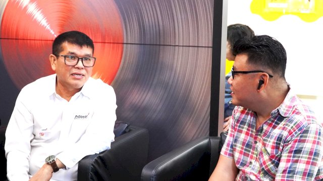 EVP Head of Circle Kalisumapa IOH, Swandi Tjia saat bercengkrama dengan salah satu pelanggan IM3 Platinum, di Kantor Indosat Cicrle Kalisumapa, di Makassar. (Dok. Indosat) 