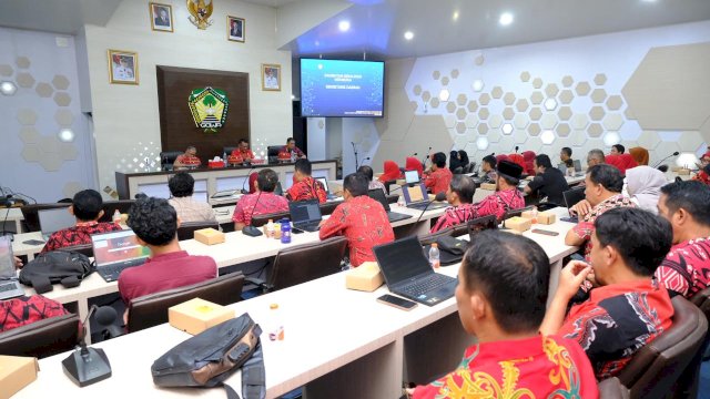 Diskominfo-SP Gowa melaksanakan Bimtek Penerbitan Sertifikat Elektronik dan Pemanfaatan Tanda Tangan Elektronik Bagi Para Kepala Sekolah, di Baruga Karaeng Pattingalloang, Kantor Bupati Gowa, Kamis (04/09/2025). (Dok. Humas Gowa) 
