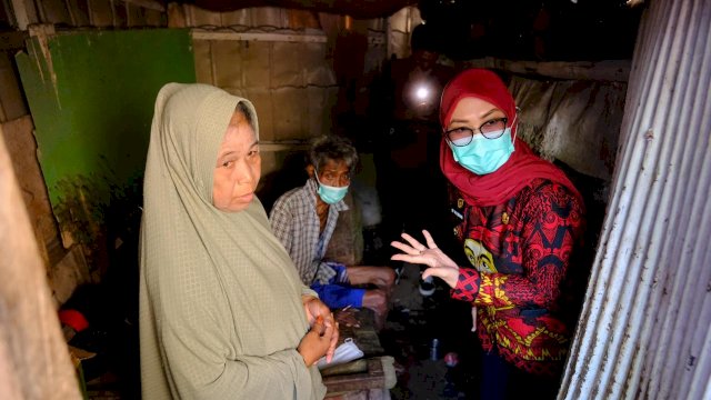 Bupati Gowa Sitti Husniah Talenrang bersama Tim LACAK Gowa saat melakukan intervensi kepada salah satu KME di Kecamatan Somba Opu, kemarin. (Dok. Humas Gowa) 