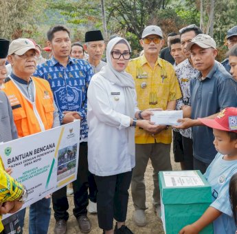 Bupati Barru Tinjau Lokasi Kebakaran di Mallusetasi, Serahkan Bantuan untuk Korban
